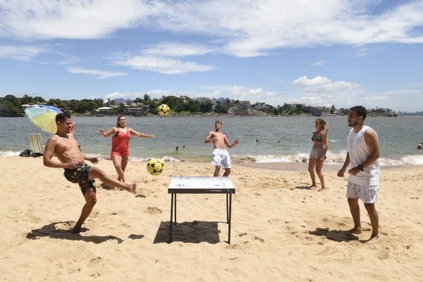 Data: 06/01/2020 - ES - Vitória - Galera joga futmesa e altinha na Ilha do Boi. São eles: Ramo Alves (calçao preto), Huellke Alves (camiseta), Gilberto Soares (calção branco), Julia Amaral ( sutião verde), e Ariane Hehr - Foto: Carlos Alberto Silva por Carlos Alberto Silva