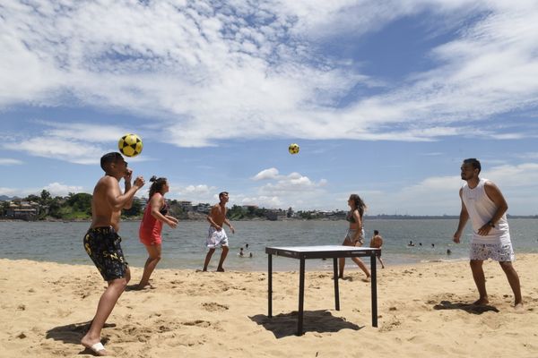 Data: 06/01/2020 - ES - Vitória - Galera joga futmesa e altinha na Ilha do Boi. São eles: Ramo Alves (calçao preto), Huellke Alves (camiseta), Gilberto Soares (calção branco), Julia Amaral ( sutião verde), e Ariane Hehr - Foto: Carlos Alberto Silva por Carlos Alberto Silva