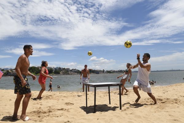 Data: 06/01/2020 - ES - Vitória - Galera joga futmesa e altinha na Ilha do Boi. São eles: Ramo Alves (calçao preto), Huellke Alves (camiseta), Gilberto Soares (calção branco), Julia Amaral ( sutião verde), e Ariane Hehr - Foto: Carlos Alberto Silva por Carlos Alberto Silva