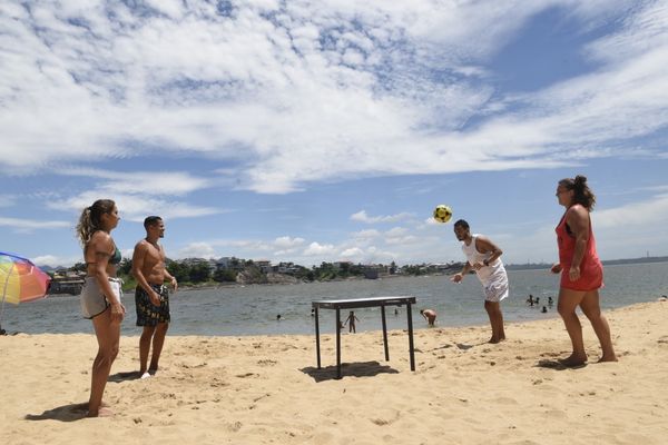 Data: 06/01/2020 - ES - Vitória - Galera joga futmesa e altinha na Ilha do Boi. São eles: Ramo Alves (calçao preto), Huellke Alves (camiseta), Gilberto Soares (calção branco), Julia Amaral ( sutião verde), e Ariane Hehr - Foto: Carlos Alberto Silva por Carlos Alberto Silva