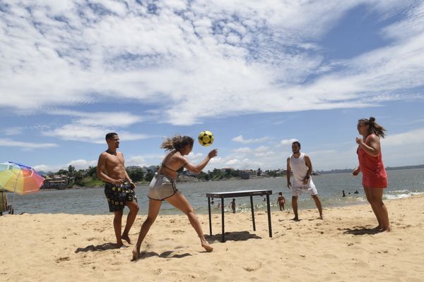 Data: 06/01/2020 - ES - Vitória - Galera joga futmesa e altinha na Ilha do Boi. São eles: Ramo Alves (calçao preto), Huellke Alves (camiseta), Gilberto Soares (calção branco), Julia Amaral ( sutião verde), e Ariane Hehr - Foto: Carlos Alberto Silva por Carlos Alberto Silva