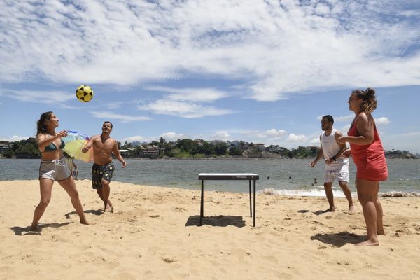 Data: 06/01/2020 - ES - Vitória - Galera joga futmesa e altinha na Ilha do Boi. São eles: Ramo Alves (calçao preto), Huellke Alves (camiseta), Gilberto Soares (calção branco), Julia Amaral ( sutião verde), e Ariane Hehr - Foto: Carlos Alberto Silva por Carlos Alberto Silva