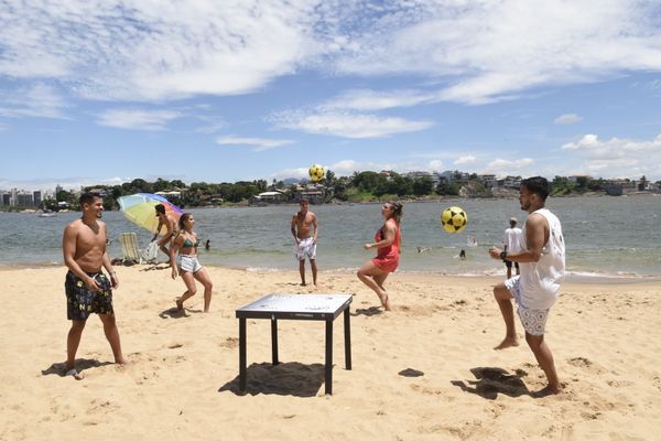 Data: 06/01/2020 - ES - Vitória - Galera joga futmesa e altinha na Ilha do Boi. São eles: Ramo Alves (calçao preto), Huellke Alves (camiseta), Gilberto Soares (calção branco), Julia Amaral ( sutião verde), e Ariane Hehr - Foto: Carlos Alberto Silva por Carlos Alberto Silva