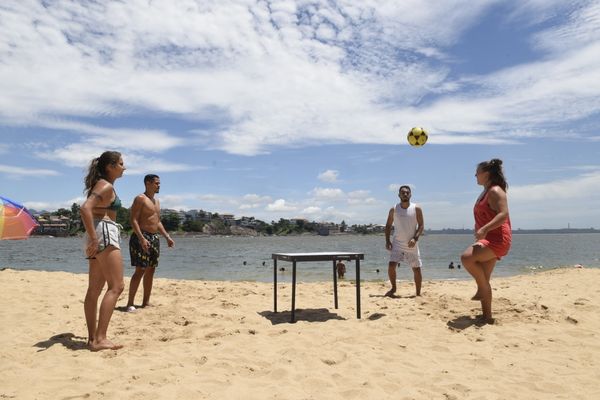 Data: 06/01/2020 - ES - Vitória - Galera joga futmesa e altinha na Ilha do Boi. São eles: Ramo Alves (calçao preto), Huellke Alves (camiseta), Gilberto Soares (calção branco), Julia Amaral ( sutião verde), e Ariane Hehr - Foto: Carlos Alberto Silva por Carlos Alberto Silva