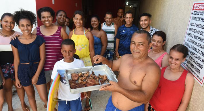 Família percorre quase 500 quilômetros para curtir as férias na Praia do Morro, em Guarapari. Tradição se mantém há oito anos