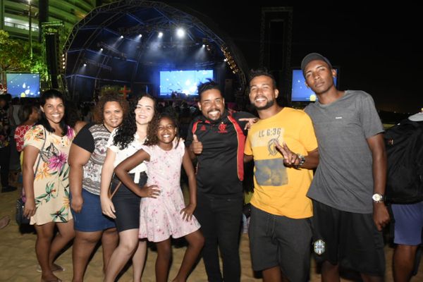 Aricelio da Silva dos Santos 35 do bairro Padre Gabriel vem no JVV há 10 anos. Como nos anos  canteiros, está  acompanhado de amigos por Carlos Alberto Silva