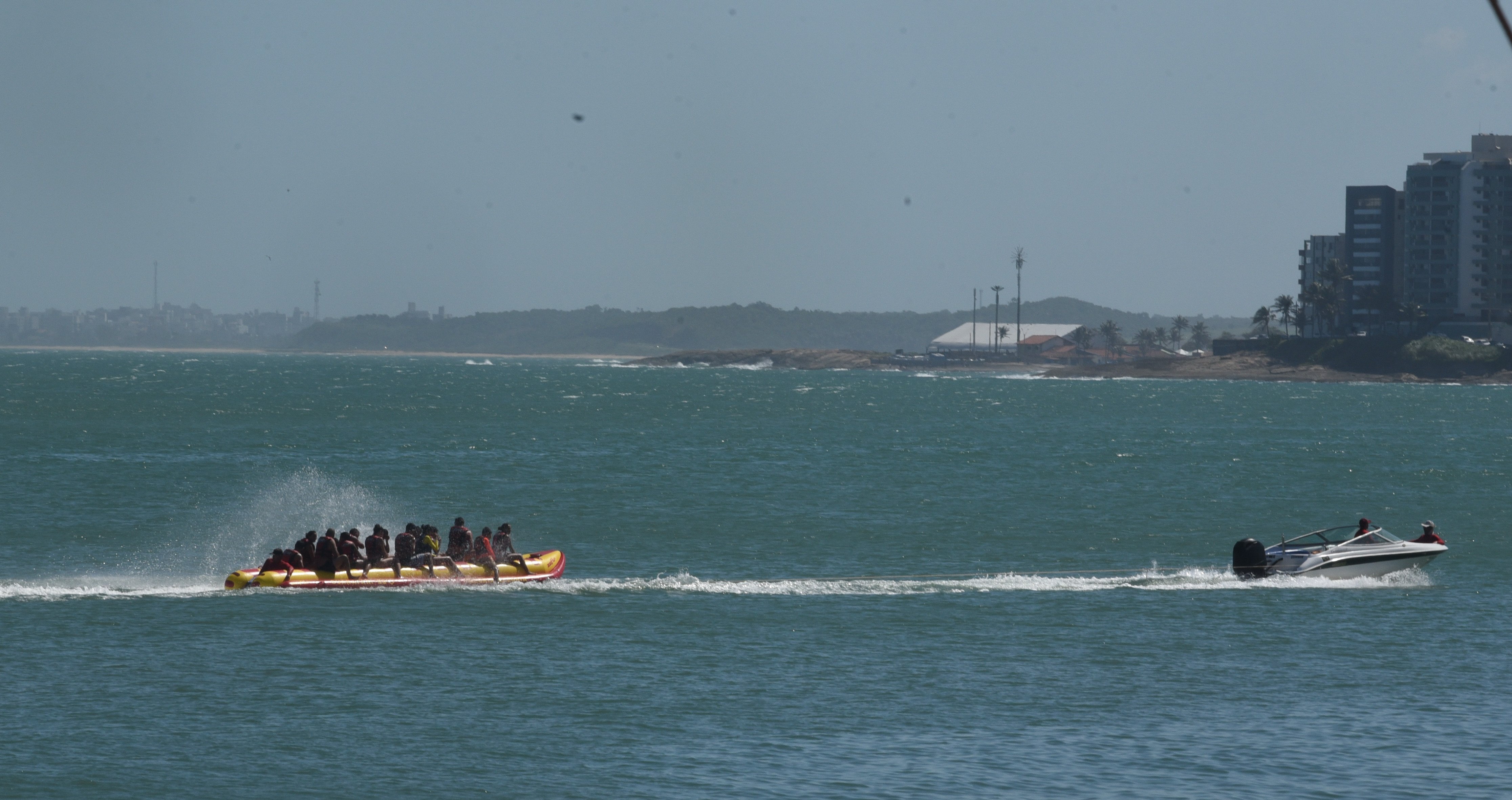 Banhistas se divertem no mar na Praia do Morro, em Guarapari 