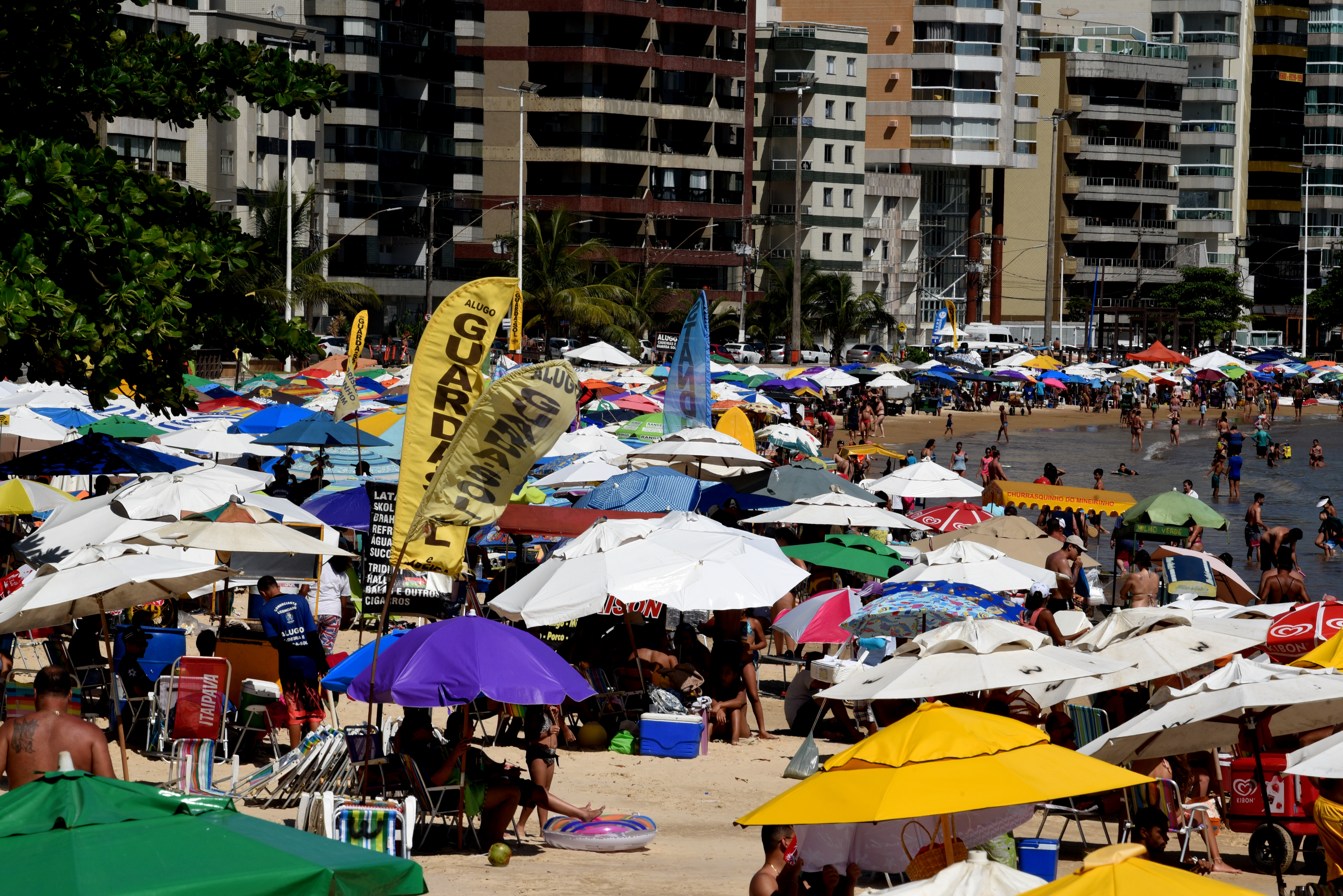 Movimento de turistas na Praia do Morro, em Guarapari 