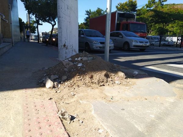 Buracos estão próximos aos postes que foram recentemente trocados pela EDP  por Larissa Avilez