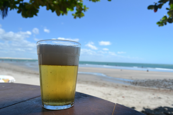 Cerveja na praia. Crédito: Divulgação