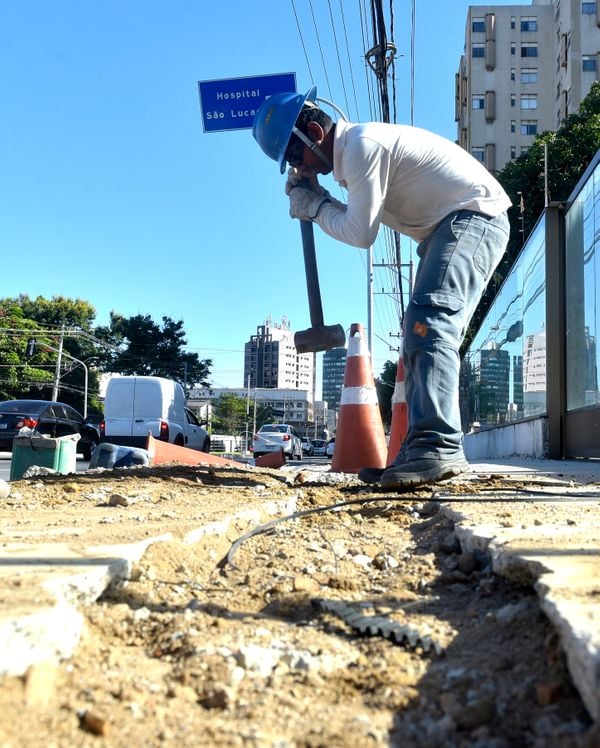 Data: 08/01/2020 - ES - Vitória - Obras da Oi Telefonia - Buracos na calçada da Avenida Leitão da Silva - Editoria: Cidades - Fernando Madeira - GZ por Fernando Madeira