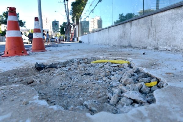 Data: 08/01/2020 - ES - Vitória - Obras da Oi Telefonia - Buracos na calçada da Avenida Leitão da Silva - Editoria: Cidades - Fernando Madeira - GZ por Fernando Madeira
