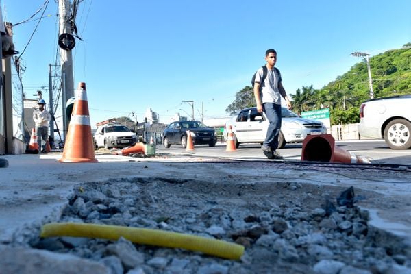 Data: 08/01/2020 - ES - Vitória - Obras da Oi Telefonia - Buracos na calçada da Avenida Leitão da Silva - Editoria: Cidades - Fernando Madeira - GZ por Fernando Madeira