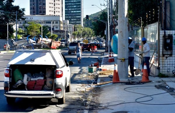 Data: 08/01/2020 - ES - Vitória - Obras da Oi Telefonia - Buracos na calçada da Avenida Leitão da Silva - Editoria: Cidades - Fernando Madeira - GZ por Fernando Madeira