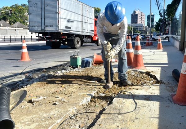 Data: 08/01/2020 - ES - Vitória - Obras da Oi Telefonia - Buracos na calçada da Avenida Leitão da Silva - Editoria: Cidades - Fernando Madeira - GZ por Fernando Madeira