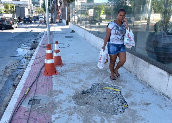 Data: 08/01/2020 - ES - Vitória - Obras da Oi Telefonia - Buracos na calçada da Avenida Leitão da Silva - Editoria: Cidades - Fernando Madeira - GZ por Fernando Madeira