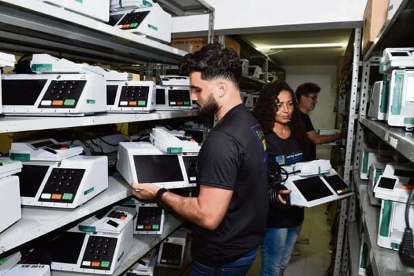 Servidores da Justiça Eleitoral organizaram as urnas eletrônicas para eleição do ano de 2018. Crédito: Carlos Alberto Silva