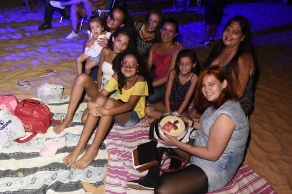 Jennyffer de Lima comemora seu aniversário de 29 anos  junto com amigos que ela chama de familia durante JVVA. por Carlos Alberto Silva