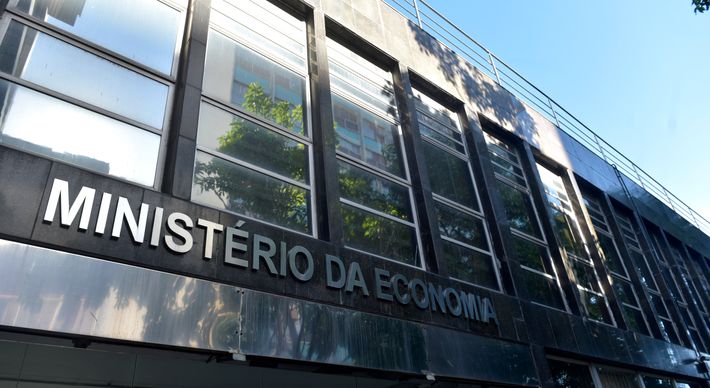 Governo federal quer acabar com um conjunto de benefícios que hoje existe dentro do funcionalismo e reduzir a estabilidade. Também pretende criar outros tipos de vínculos