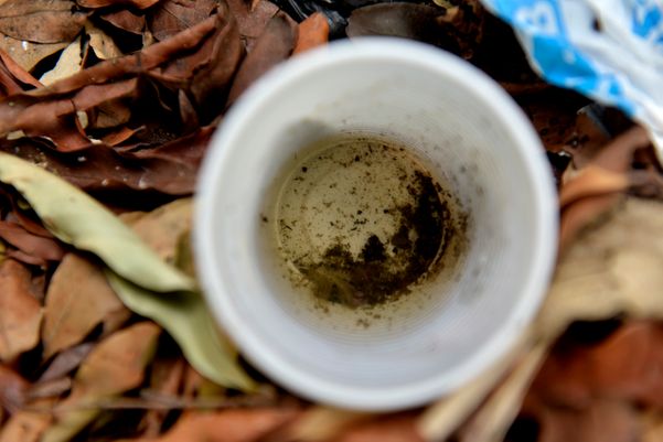 Data: 09/01/2020 - ES - Vitória - Lixo acumulado sobre o antigo chafariz, ao lado do Palácio Anchieta, na Praça João Clímaco - Possíveis focos de dengue em Vitória - Editoria: Cidades - Fernando Madeira - GZ