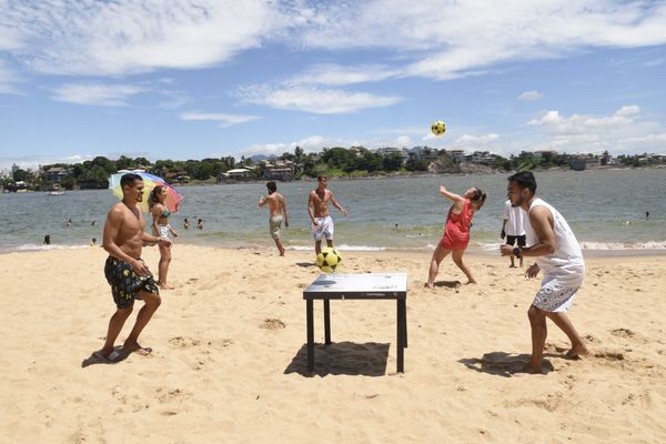 Galera joga futmesa e altinha na Ilha do Boi. São eles: Ramo Alves (calçao preto), Huellke Alves (camiseta), Gilberto Soares (calção branco), Julia Amaral ( sutião verde), e Ariane Hehr - Foto: Carlos Alberto Silva por Carlos Alberto Silva