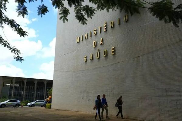 O Ministério da Saúde foi acionado e atua junto às autoridades de vigilância sanitária de Minas Gerais nas investigações sobre possíveis causas das internações