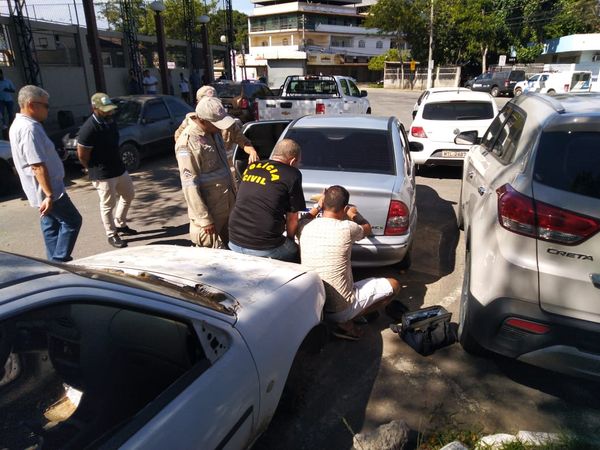 Risco de explosão: bombeiros e policiais arrombam porta-malas de carro para retirar galões de combustível por Caique Verli