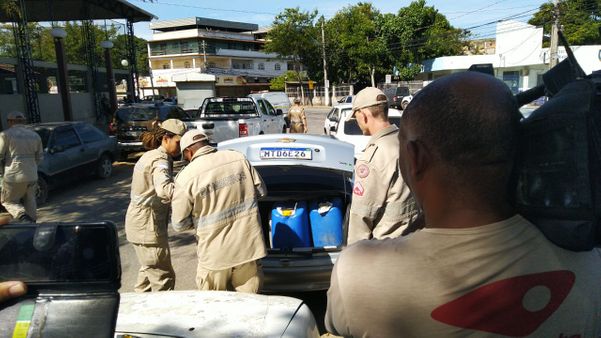 Risco de explosão: bombeiros e policiais arrombam porta-malas de carro para retirar galões de combustível por Caique Verli