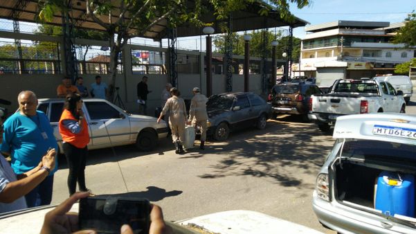 Risco de explosão: bombeiros e policiais arrombam porta-malas de carro para retirar galões de combustível por Caique Verli