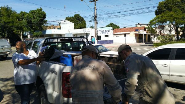 Risco de explosão: bombeiros e policiais arrombam porta-malas de carro para retirar galões de combustível por Caique Verli