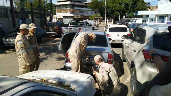 Risco de explosão: bombeiros e policiais arrombam porta-malas de carro para retirar galões de combustível por Caique Verli