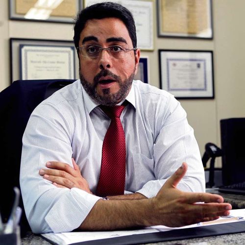 Operação Lava Jato no Rio ordenou embargo de ativos do criminalista Cristiano Zanin, que coordena a defesa do ex-presidente.