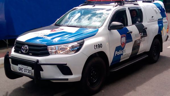 Crime aconteceu na manhã deste sábado (04) no centro da cidade. A vítima passava pelo local durante a disputa por um ponto comercial quando foi feita de refém