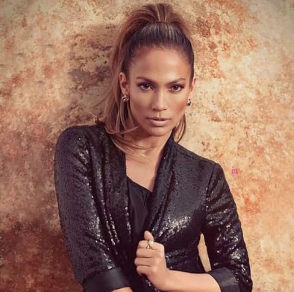 A atriz Jennifer Lopez usa rabo de cavalo retrô por Reprodução