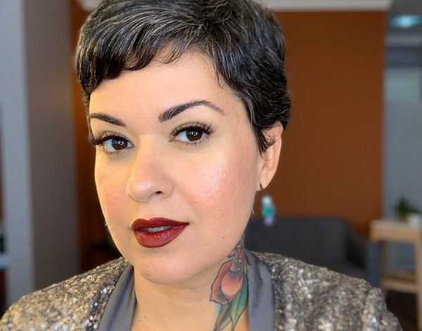 Aline Bretas, maquiadora e colunista da Revista.ag, ensina a colocar cílios postiços. Crédito: Divulgação