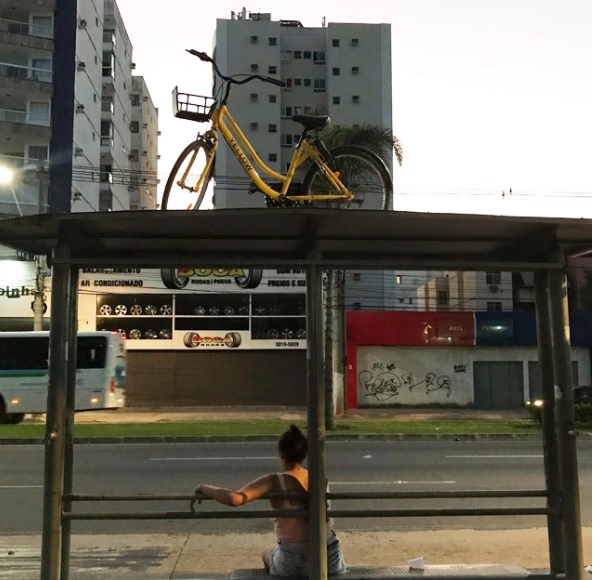 Bicicleta da Yellow em cima de ponto de ônibus