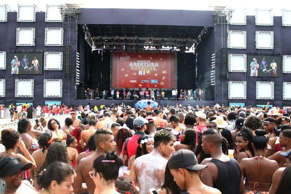 Bloco da Favorita na abertura oficial do Carnaval 2020, na praia de Copacabana, na Zona Sul do Rio de Janeiro (RJ), neste domingo (12). 