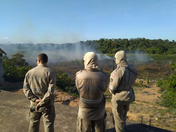 Corpo de Bombeiros combateram incêndio em área de vegetação no bairro Retiro do Congo, em Vila Velha por Fernando Madeira