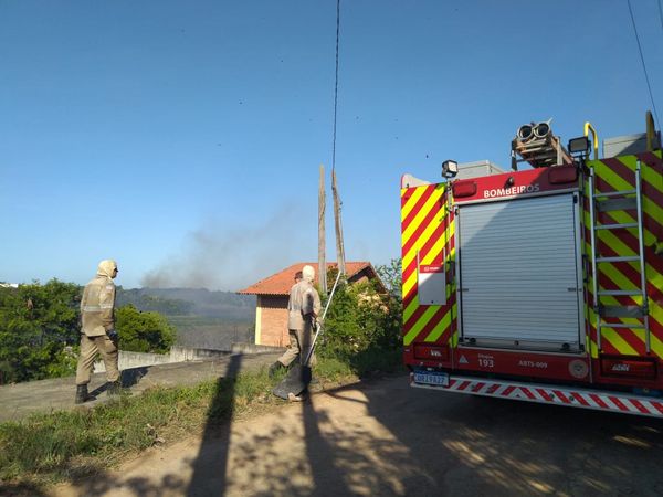 Corpo de Bombeiros combateram incêndio em área de vegetação no bairro Retiro do Congo, em Vila Velha por Fernando Madeira