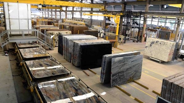 O Brasil é atualmente o quarto maior produtor mundial e o quinto maior exportador de rochas naturais, tendo o Espírito Santo papel de destaque e sendo seguido no ranking por Minas Gerais e Ceará