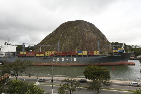 Navio carregado com contêiner manobra no complexo portuário de Vitória