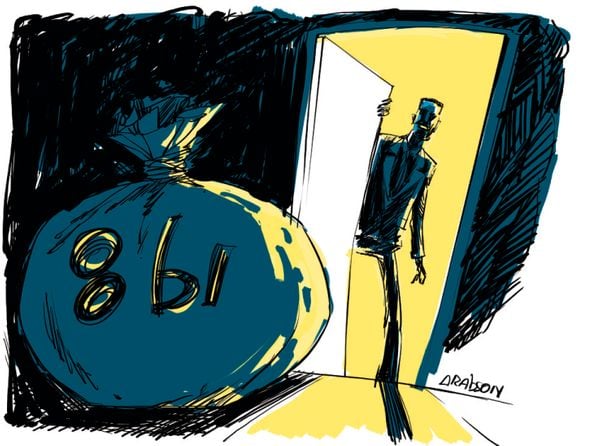 qHomem abre a porta e encontra um saco de dinheiro com o dizeres