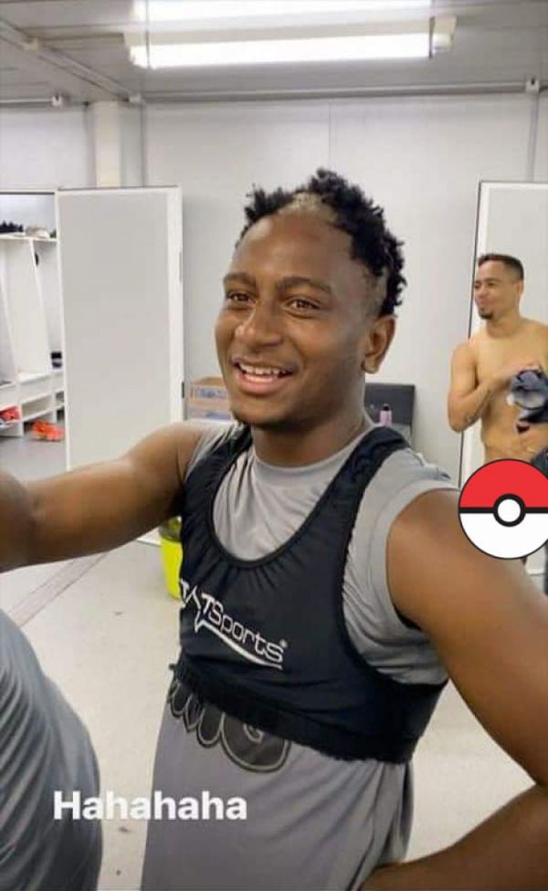 Yago Pikachu apareceu nu em um vídeo ironizando o cabelo raspado do jogador Cayo Tenório. Crédito: Reprodução/Twitter