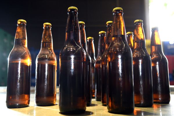 Data: 14/01/2020 - ES - Vila Velha - Garrafas de cerveja - Foto: Carlos Alberto Silva