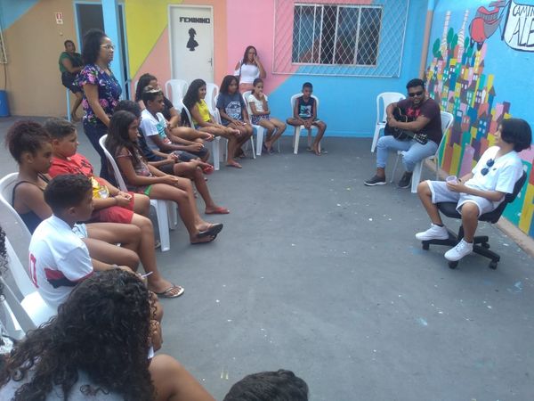 Participante do The Voice Kids 2020, Welcson Viegas conversa com crianças da Colônia de Férias do Cajun da Praia do Suá por Divulgação/PMV