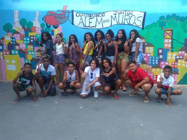 Participante do The Voice Kids 2020, Welcson Viegas conversa com crianças da Colônia de Férias do Cajun da Praia do Suá por Divulgação/PMV