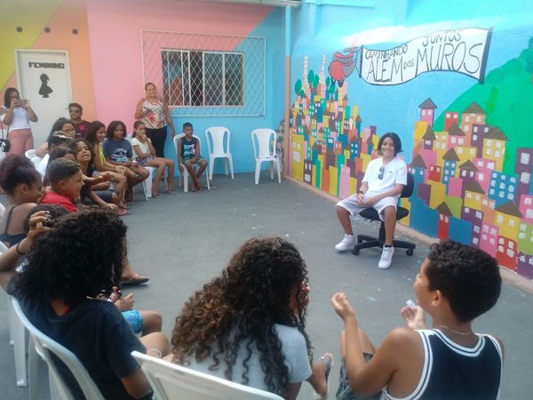 Participante do The Voice Kids 2020, Welcson Viegas conversa com crianças da Colônia de Férias do Cajun da Praia do Suá por Divulgação/PMV