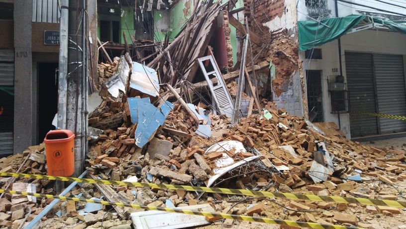 Imóvel desaba na Rua Sete de Setembro, no Centro de Vitória