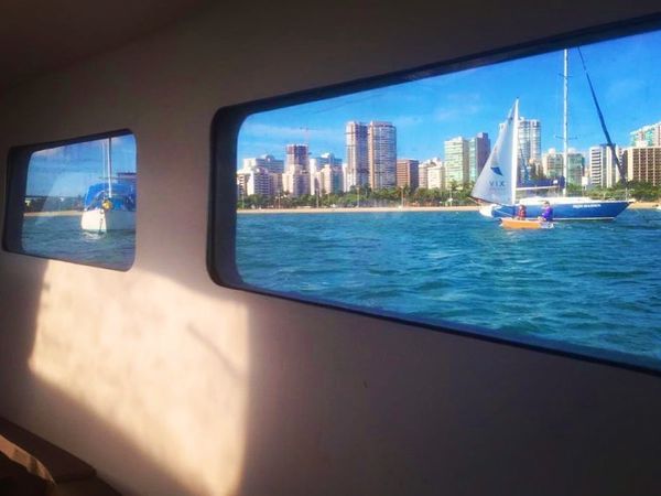 A vista proporcionada pelas vigias do veleiro molduram a Baía de Vitória por Arquivo pessoal