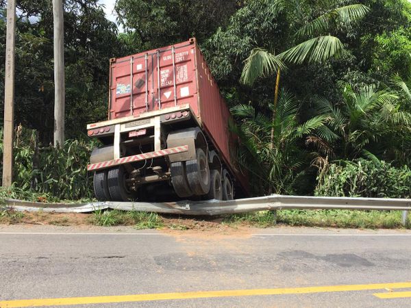 Carreta carregada com um contêiner saiu da pista, na Rodovia do Frade, e parou em quintal. Crédito: Diego Gomes